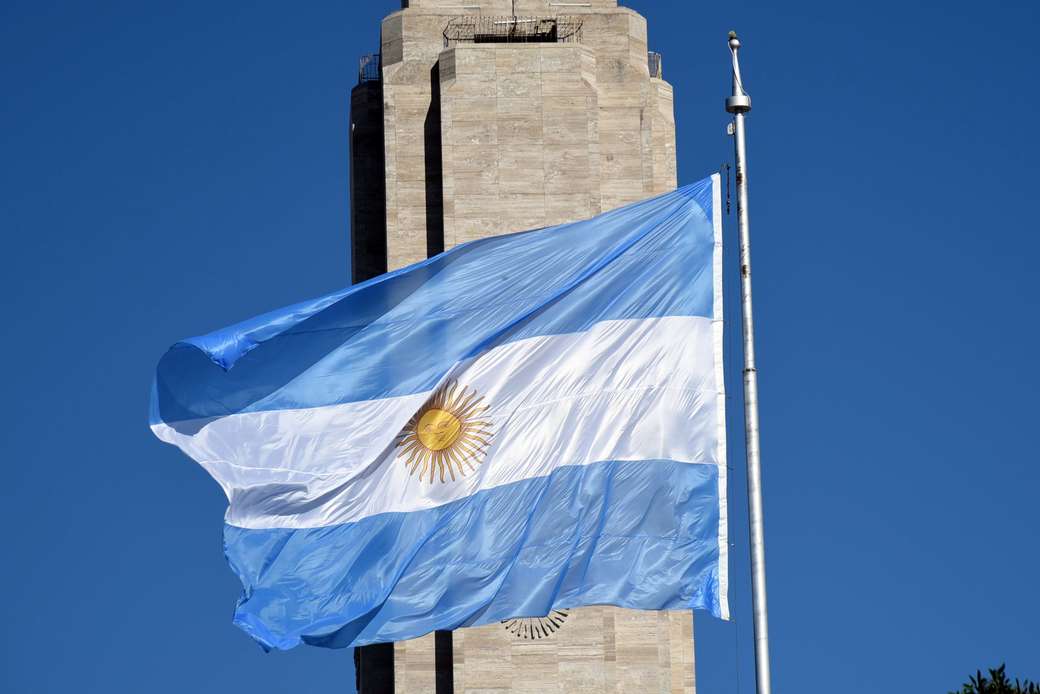 Памятник аргентинскому флагу пазл онлайн