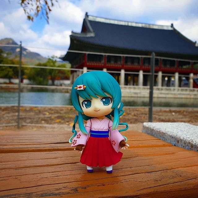 Miku na frente de um templo quebra-cabeças online