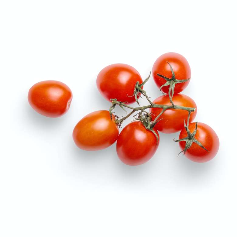 κόκκινες ντομάτες σε λευκή επιφάνεια παζλ online