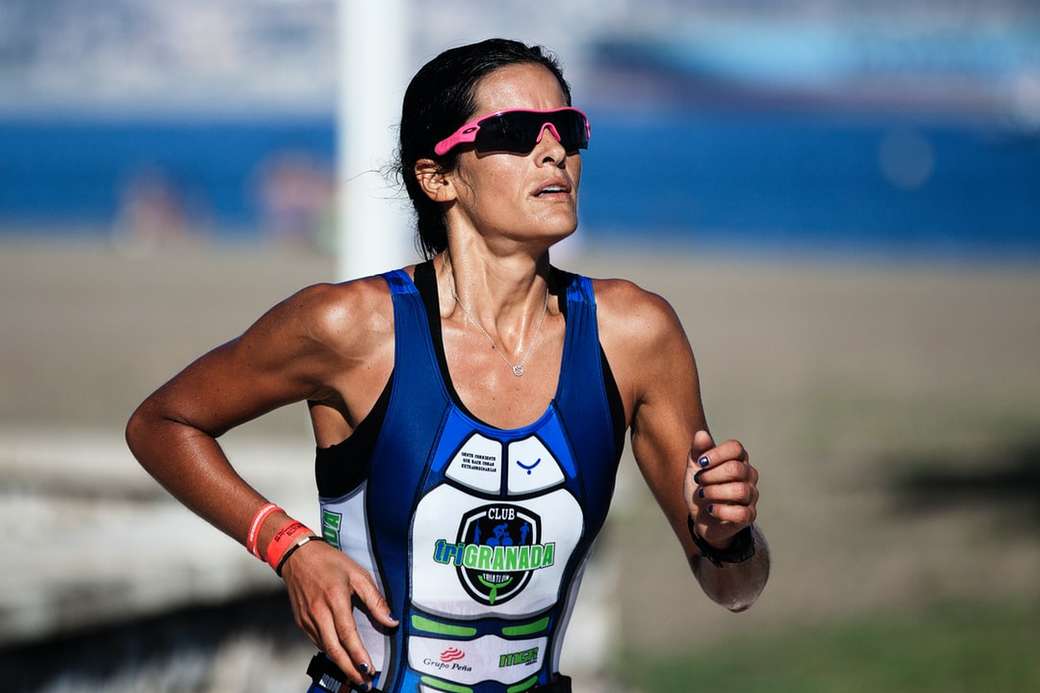 επιλεκτική εστίαση φωτογραφίας της γυναίκας που τρέχει παζλ online