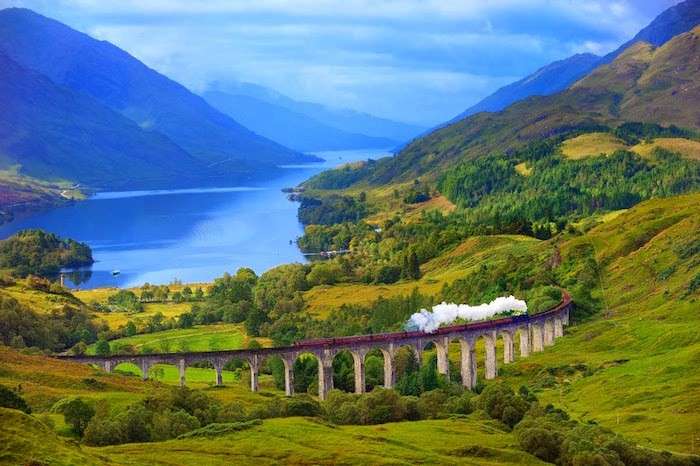 Viaduto ferroviário e trem nas montanhas, Escócia quebra-cabeças online