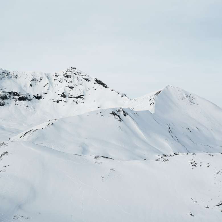 снежно покрита планина през деня онлайн пъзел