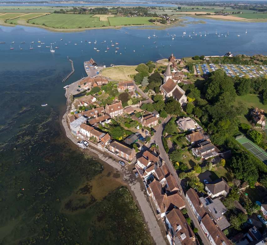 въздушен изглед на града в близост до водното тяло през деня онлайн пъзел