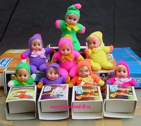 Mini babák egy kis dobozban. kirakós online