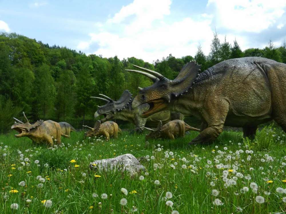 Una familia de triceratops de plástico. rompecabezas en línea