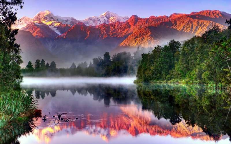Lago rodeado de montañas y bosques, niebla rompecabezas en línea