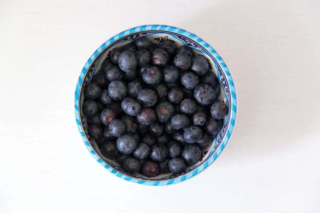 En skål med tvättade blåbär. pussel på nätet