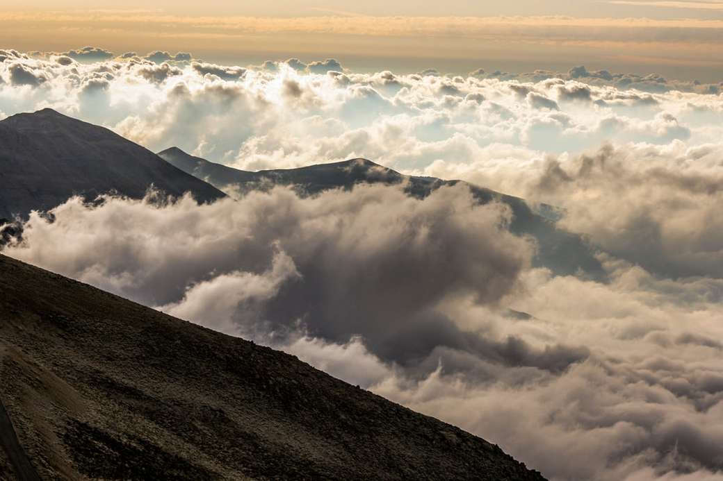 εναέρια θέα των βουνών που καλύπτονται με σύννεφα online παζλ
