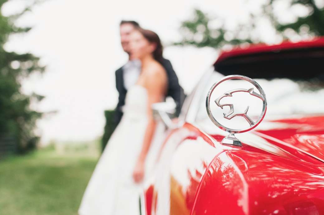 Bröllop med den röda bilen Pussel online