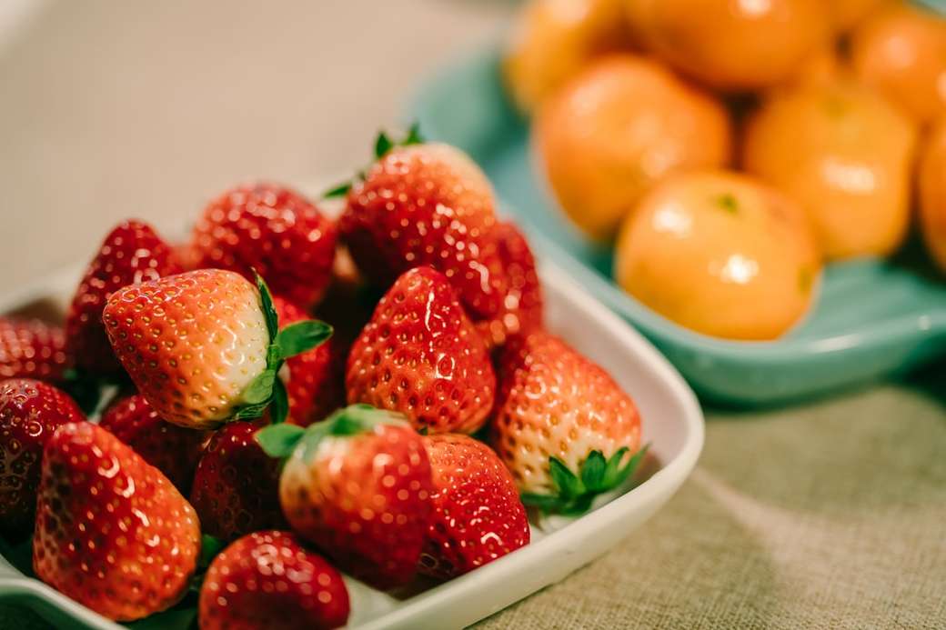 jordgubbar och orange frukter i skål pussel på nätet