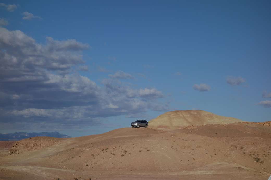Een auto in de woestijn legpuzzel online