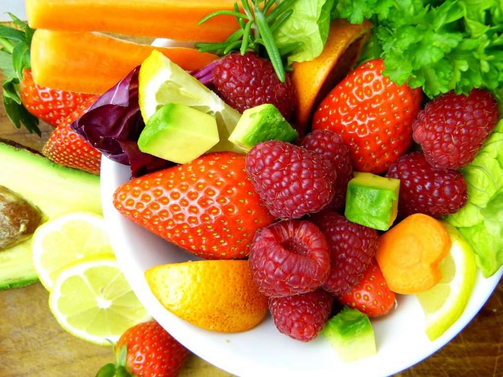 фрукты - здоровье на тарелке онлайн-пазл
