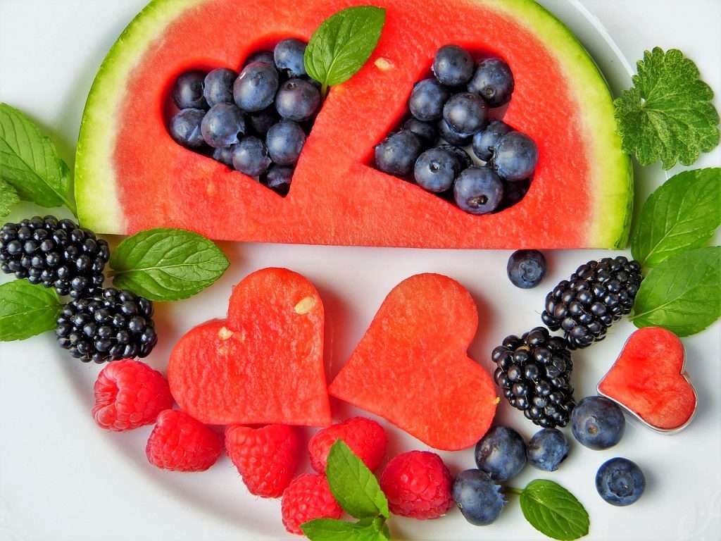 fruta - salud en un plato rompecabezas en línea