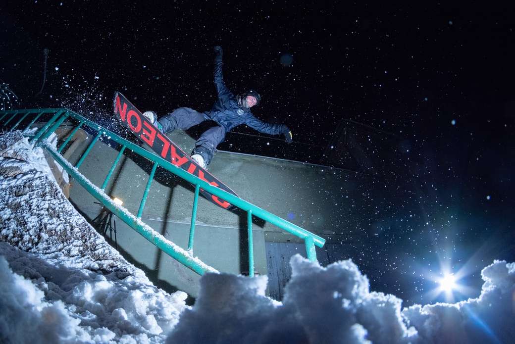 човек езда на сноуборд през нощта онлайн пъзел