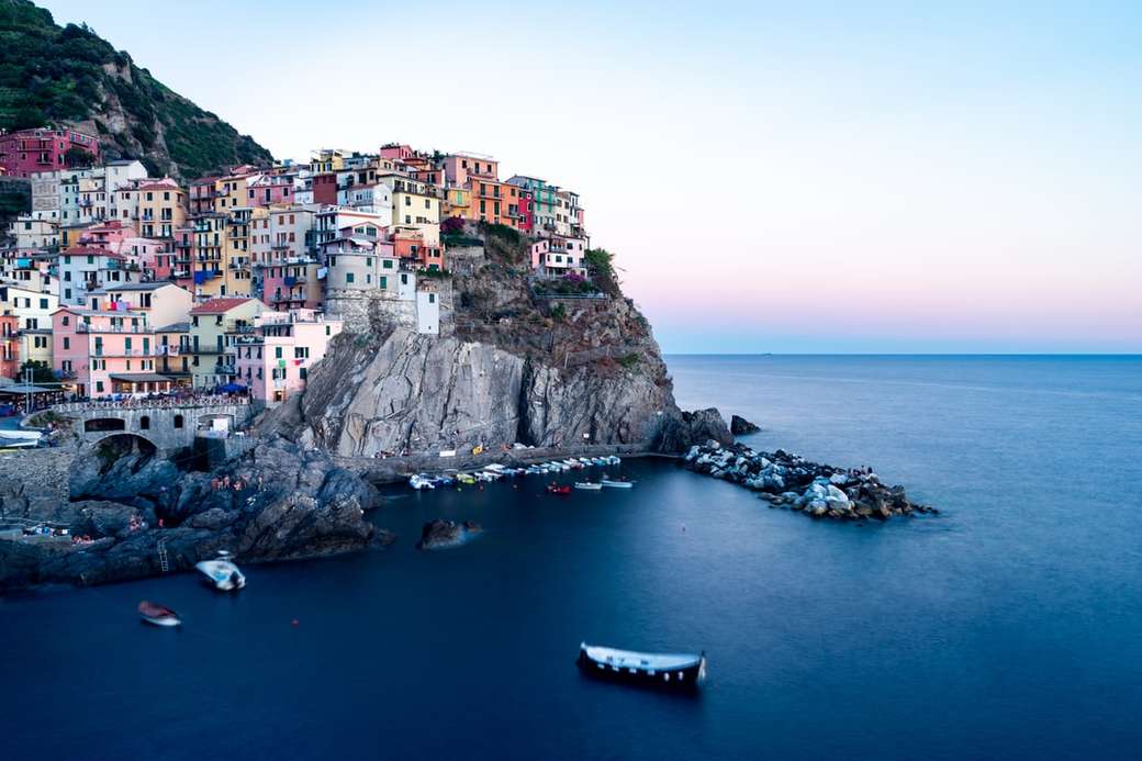 A vila de Manarola em Cinque Terre, Itália. quebra-cabeças online