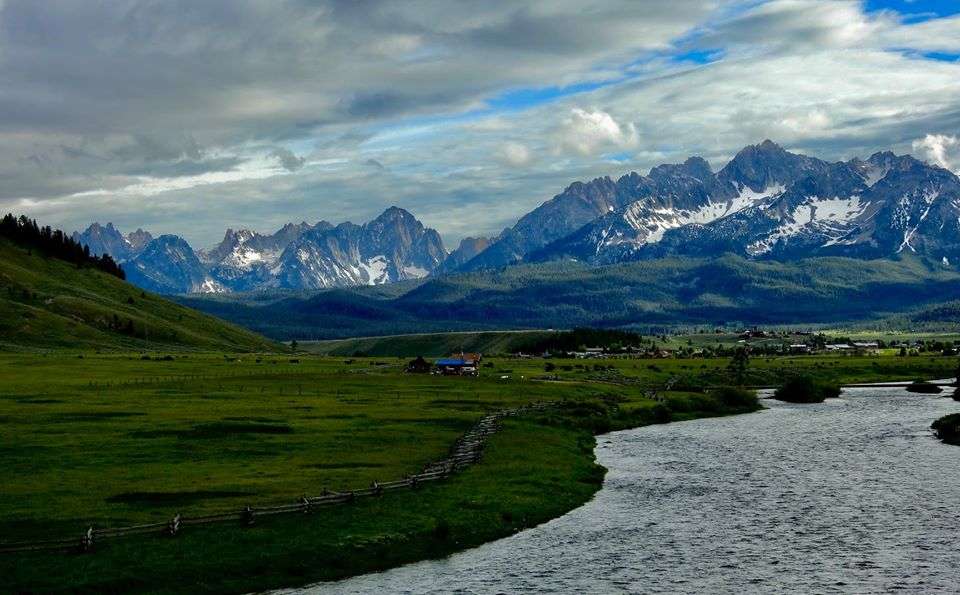 prachtige rivier aan de voet van de bergen legpuzzel online