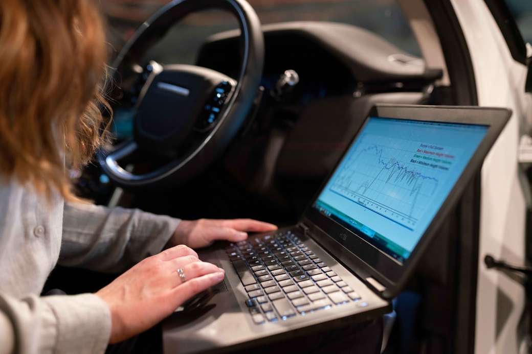 жена в сива риза с дълъг ръкав, използвайки черен лаптоп компютър онлайн пъзел