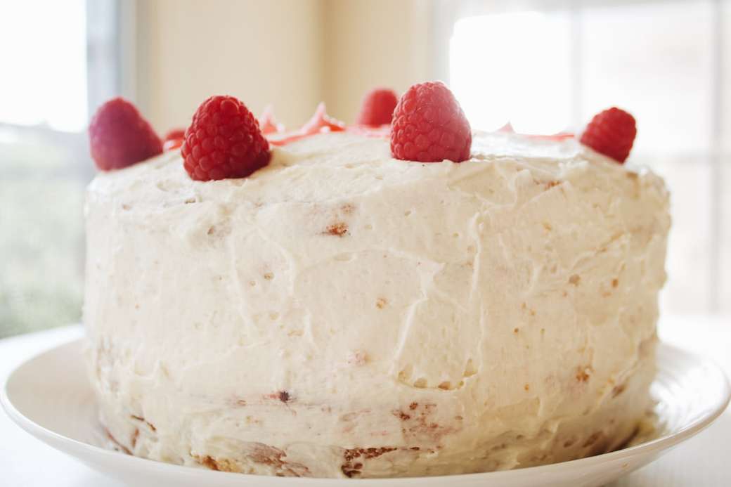 Малиновый ванильный торт онлайн-пазл