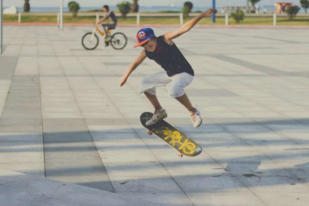 Garoto andando de skate na Baía de Batumi quebra-cabeças online