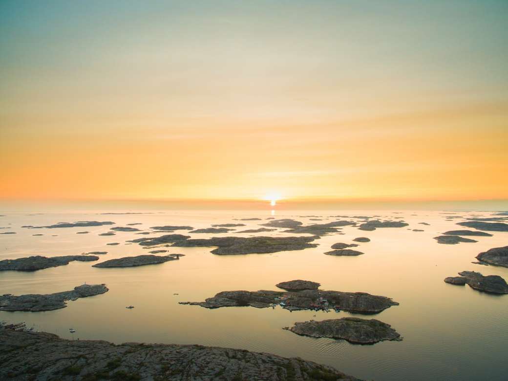 Ηλιοβασίλεμα πάνω από νησιά παζλ online