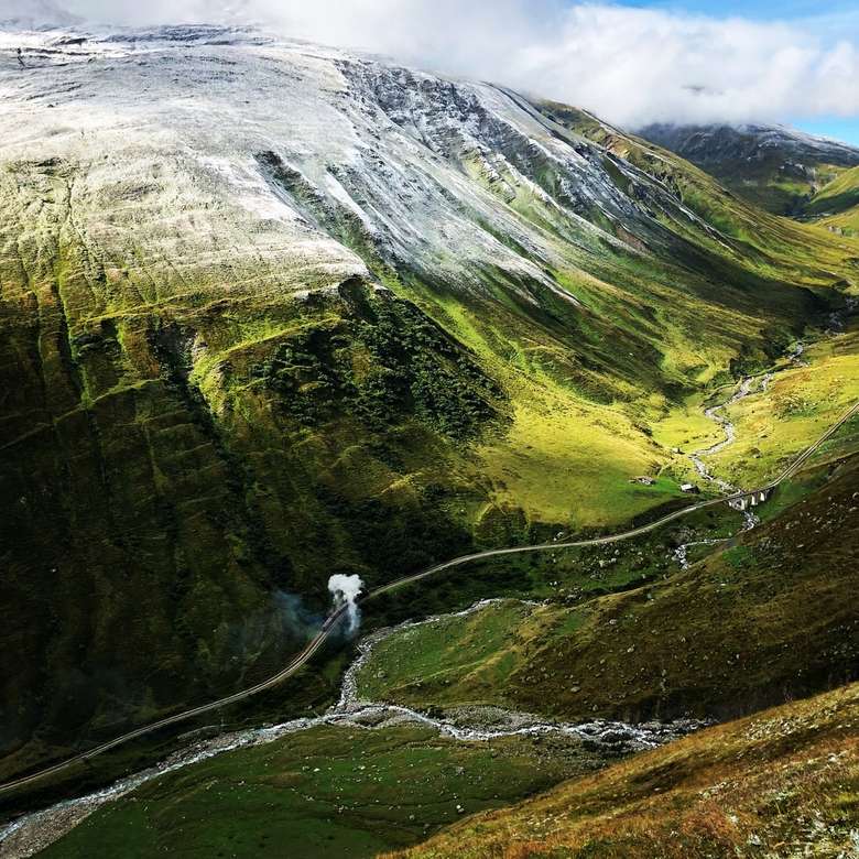 Gőzmozdony a Furkapass-ban, a svájci Alpokban online puzzle