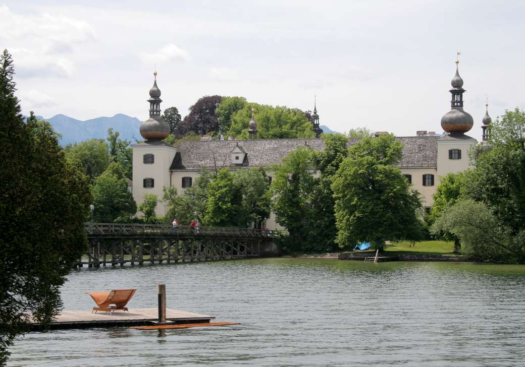 Castelo no lago quebra-cabeças online