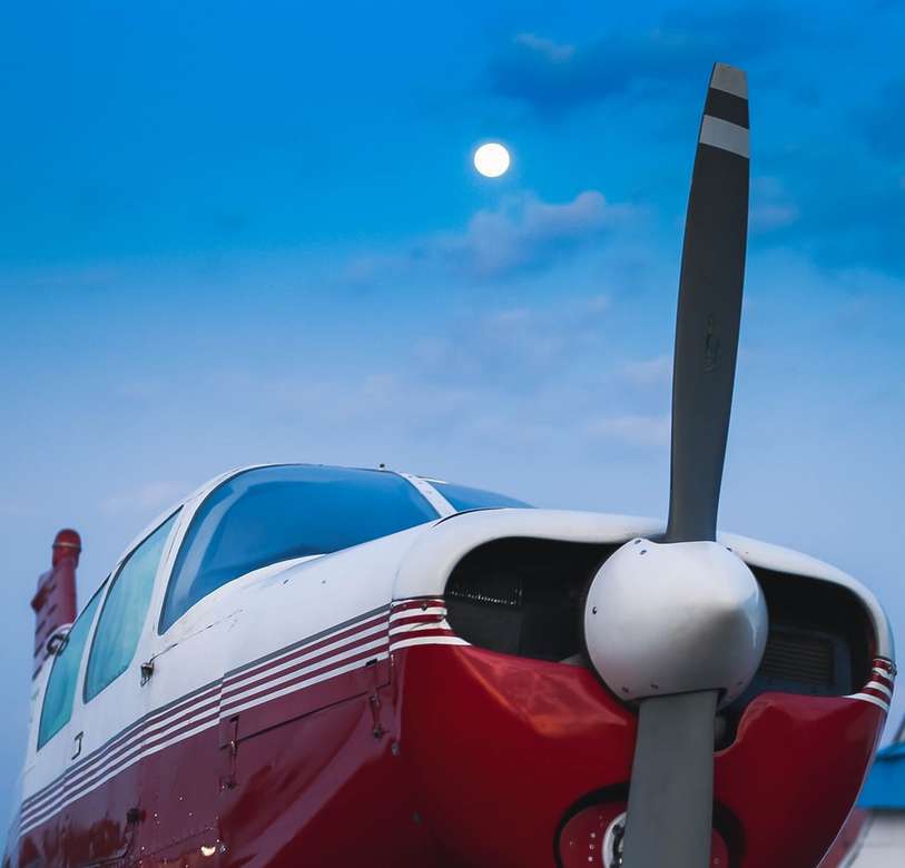 bílé a červené letadlo pod modrou oblohou online puzzle