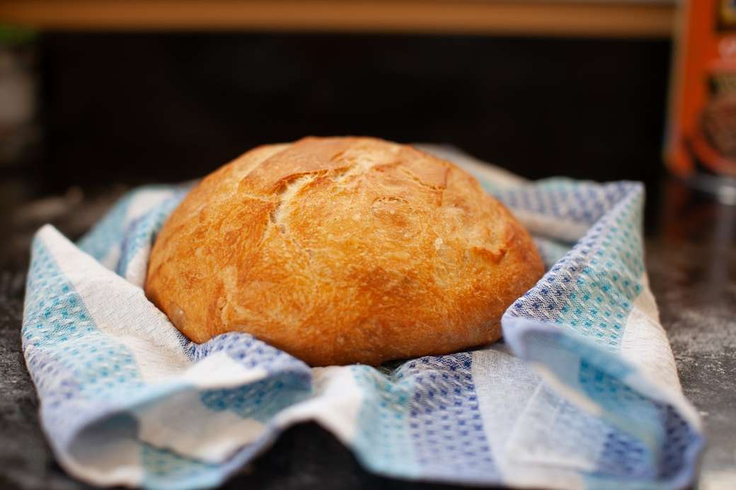 bröd på vit och blå textil Pussel online