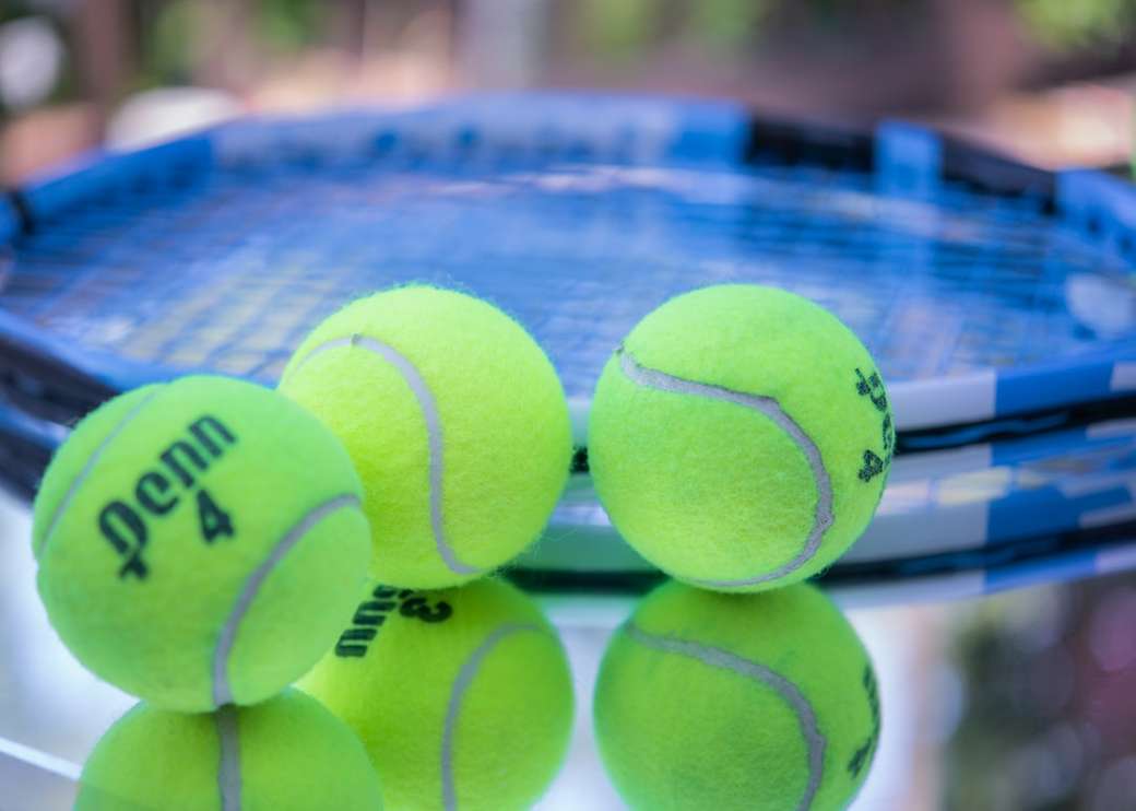 Mingi de tenis cu rachetă aproape. jigsaw puzzle online
