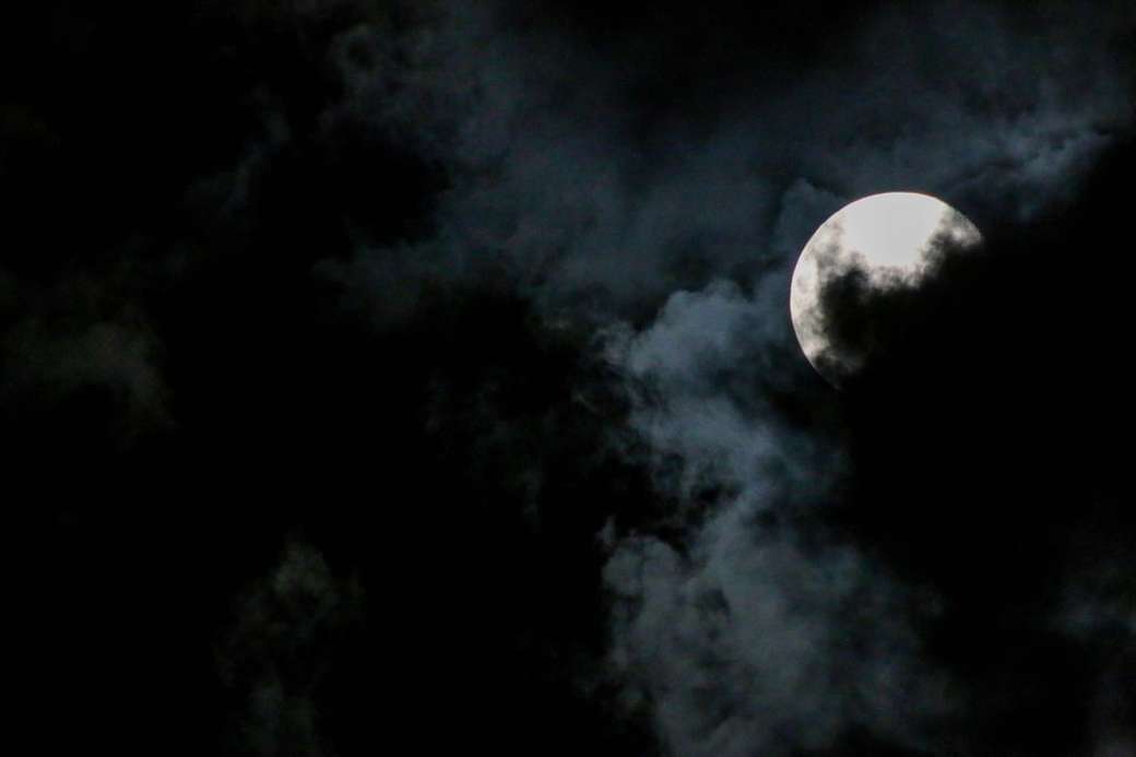 Σελήνη και σύννεφα online παζλ