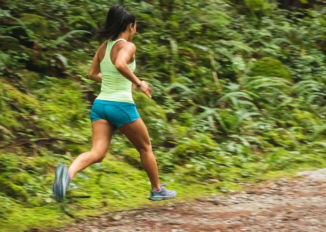 corredor feminino na trilha na floresta puzzle online