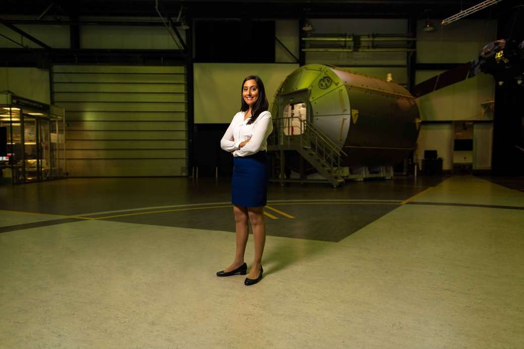 Kvinnlig rymdoperatör i hangar pussel på nätet