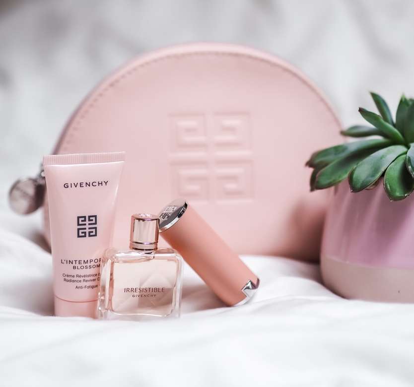 frasco de perfume rosa na bolsa de couro rosa puzzle online