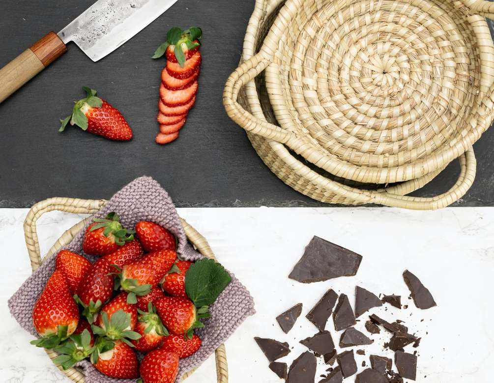 ягоди върху кафяво тъкана кошница онлайн пъзел