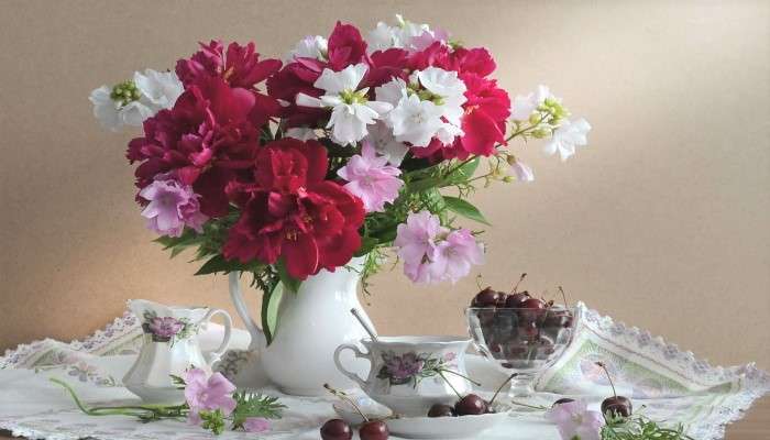 Bukett med blommor i en vas och frukt Pussel online