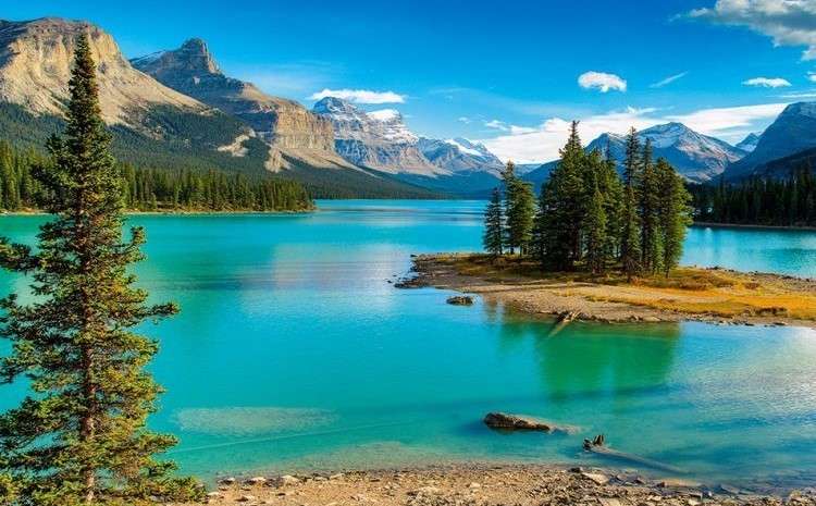 Озеро, оточене лісом і горами. Канада пазл онлайн