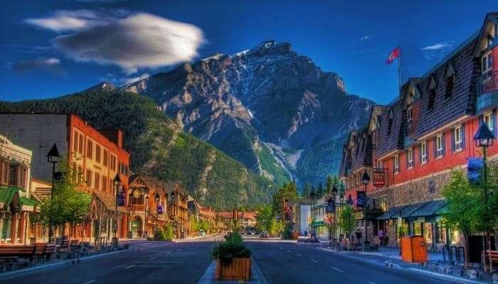 Rue et maisons sur fond de montagnes, Canada puzzle en ligne