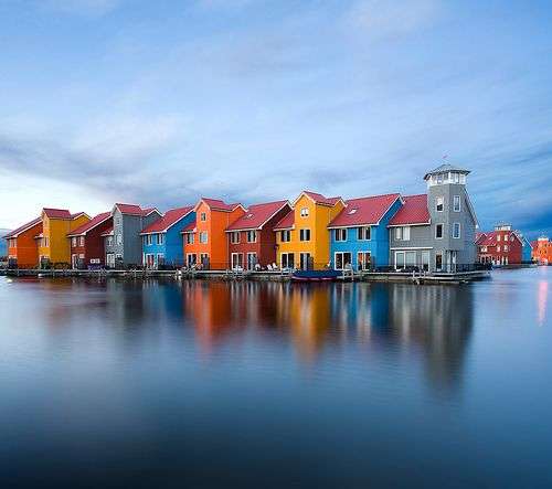 πολύχρωμα σπίτια πάνω στο νερό παζλ online
