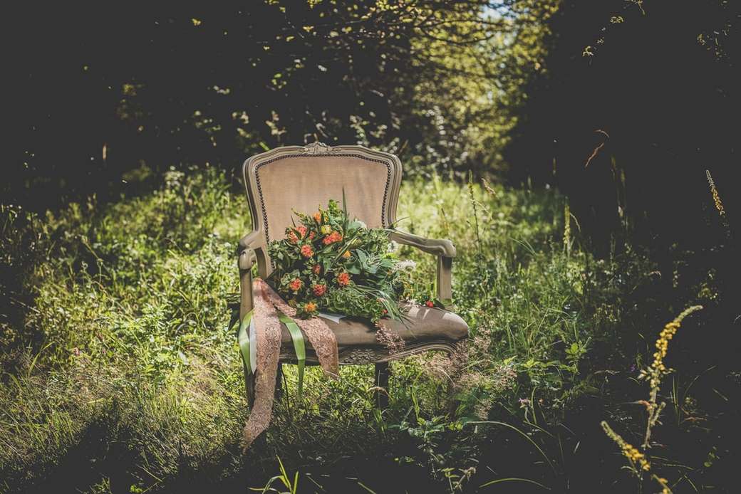 букет цветов на кресле пазл онлайн