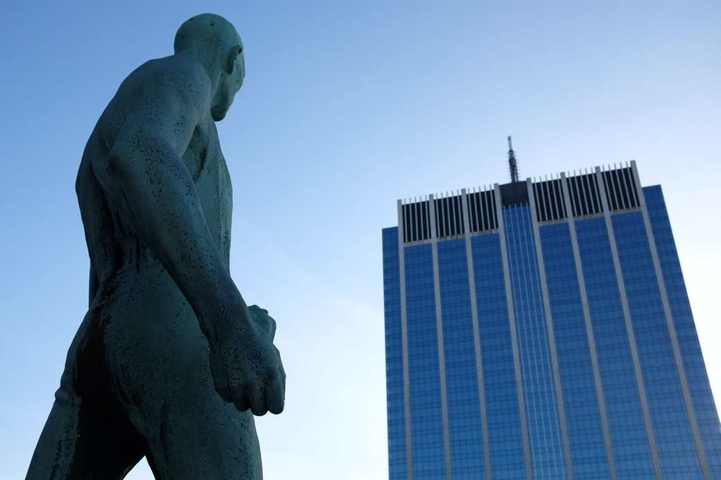 Monumentul din fața clădirii puzzle online