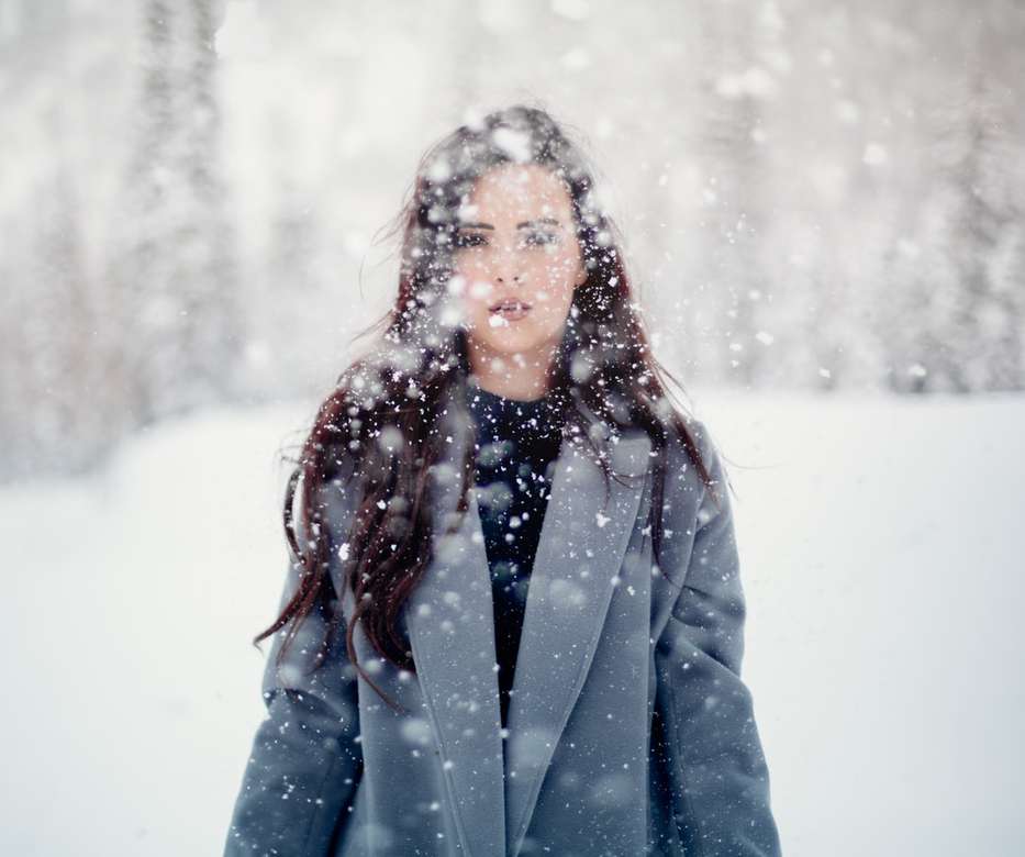 вибірковий фокус фотографія жінки в сірому пальто пазл онлайн