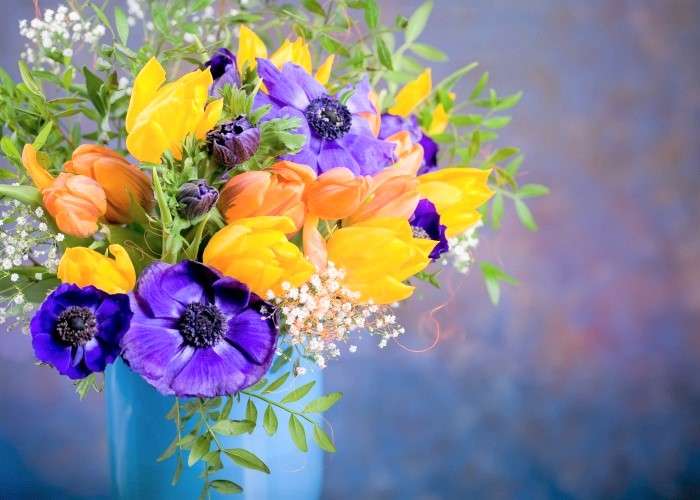 Flores de colores en un florero rompecabezas en línea