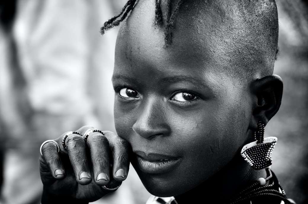 Mladá dívka z kmene Hamar v Etiopii v údolí údolí Omo skládačky online