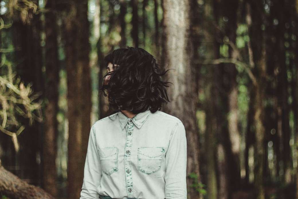 Kvinna i en skjorta i skogen pussel på nätet