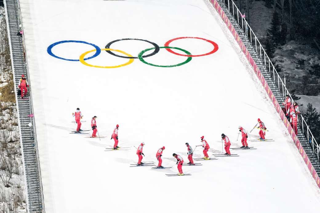 lidé lyžování během zimních olympijských her skládačky online