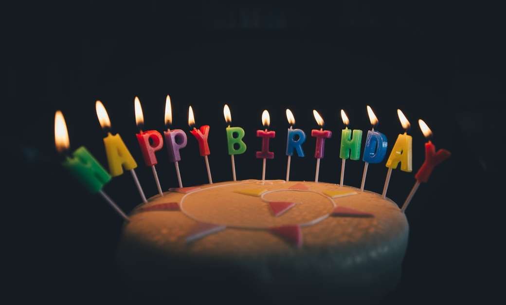 Gâteau d'anniversaire avec bougies puzzle en ligne