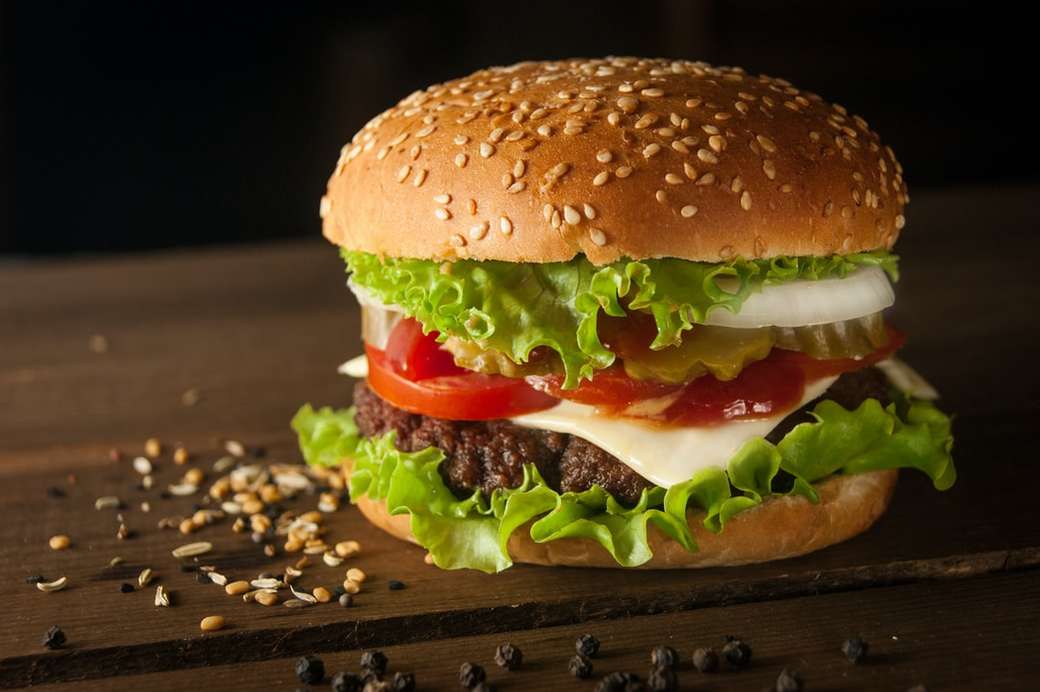 hamburguesa de carne y queso rodeada de semillas de sésamo rompecabezas en línea
