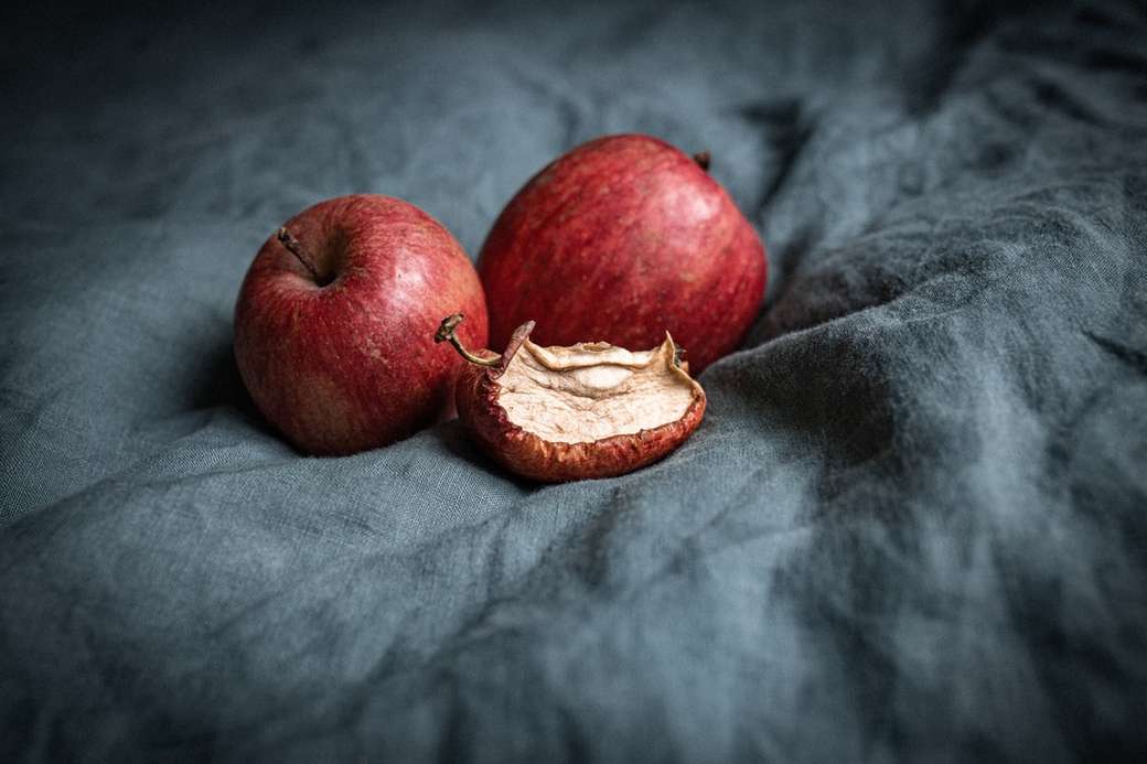 灰色の織物に赤いリンゴの果実 オンラインパズル
