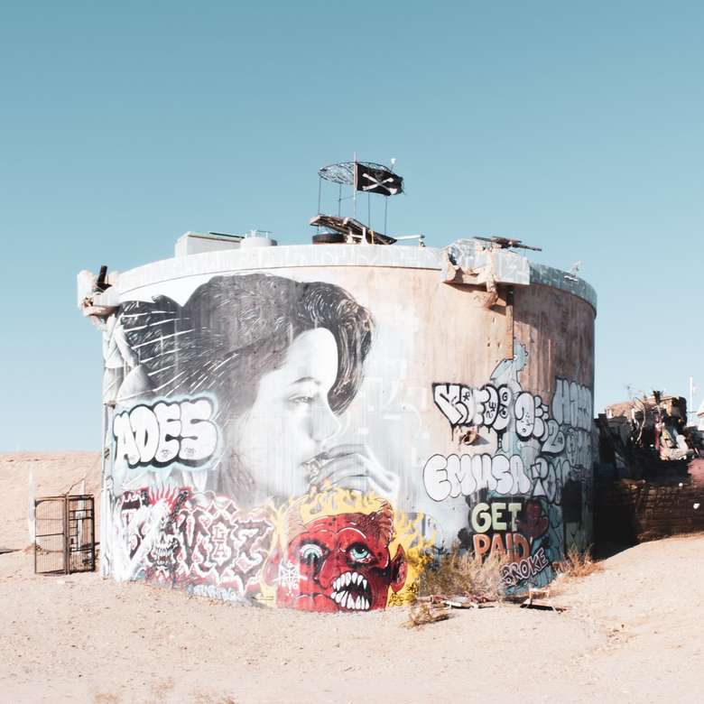 графитно изкуство на стената през деня онлайн пъзел