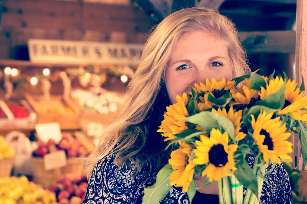 Žena s květinami na trhu online puzzle